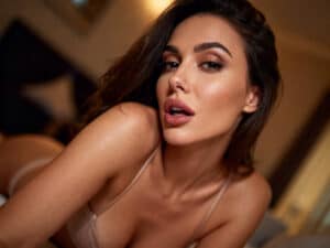 Frau beim Camsex posiert verführerisch in Unterwäsche.